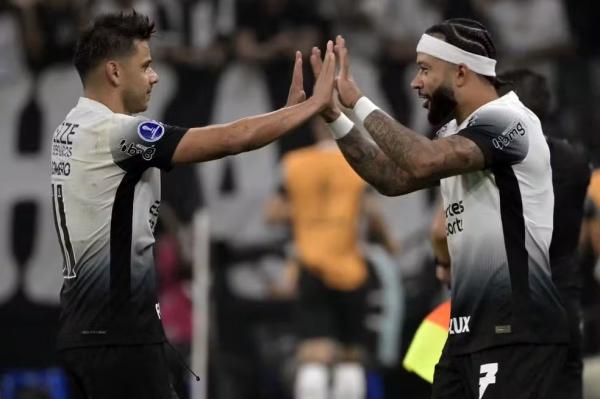 Memphis Depay entra no lugar de Romero em jogo do Corinthians contra o Fortaleza, pela Sul-Americana.(Imagem:NELSON ALMEIDA / AFP)