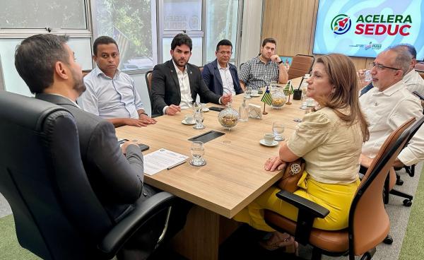  Deputado Dr. Francisco Costa participa de reunião para cessão de escola à UFPI em Floriano(Imagem:Reprodução/Instagram)