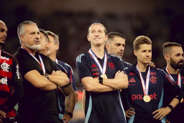 Boto e Filipe Luis após título do Flamengo.(Imagem:Adriano Fontes/Flamengo)