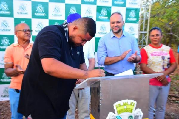  Representantes do Legislativo de Floriano acompanham solenidade na localidade Rio Branco(Imagem:CMF)