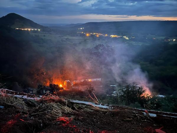 Caminhão tomba e explode em Picos.(Imagem:PRF-PI)