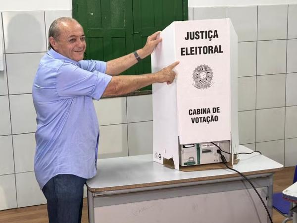 Silvio Mendes (União Brasil) chegou para votar por volta das 10h em uma escola da Zona Leste de Teresina.(Imagem:Eric Souza/ g1 Piauí)