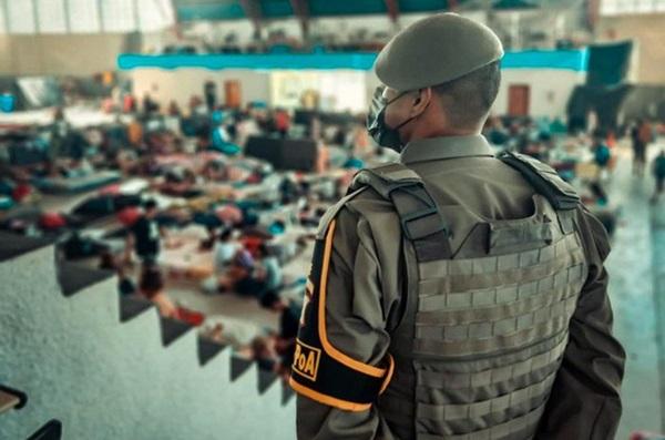 Policial militar faz a segurança de abrigo no RS: cresce o relato de crimes no estado em meio à tragédia(Imagem:Brigada Militar RS)