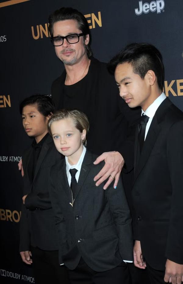 Brad Pitt e os filhos, Shiloh, Maddox e Pax.(Imagem:Getty Images)