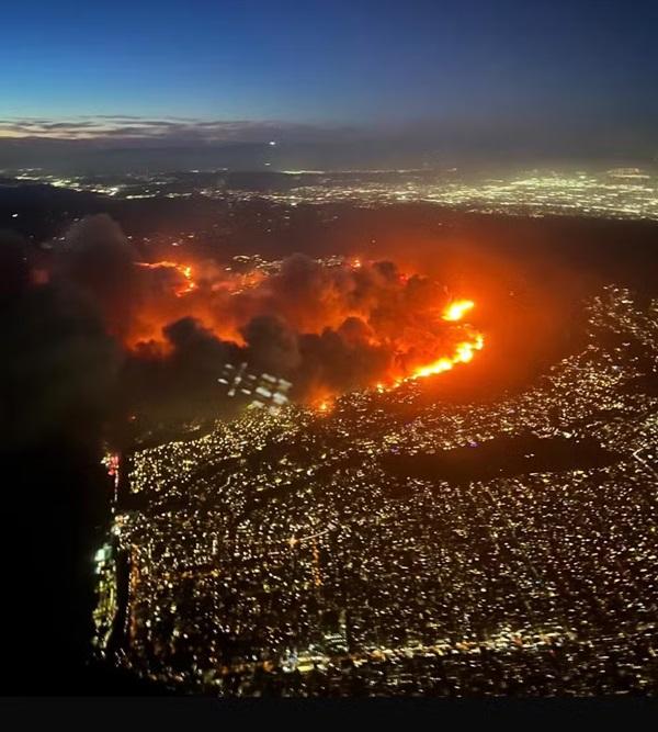 Incêndios de grandes proporções em Pacific Palisades, em Los Angeles, na Califórnia (Imagem:Reprodução/X)