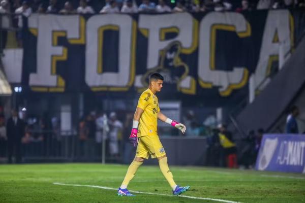 Gabriel Brazão, do Santos, contra a Ponte Preta.(Imagem:Reinaldo Campos/AGIF)