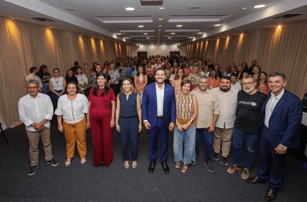 Em evento foram discutidas estratégias eficazes para identificar e reintegrar crianças e adolescentes que estão fora da escola.(Imagem:Divulgação)