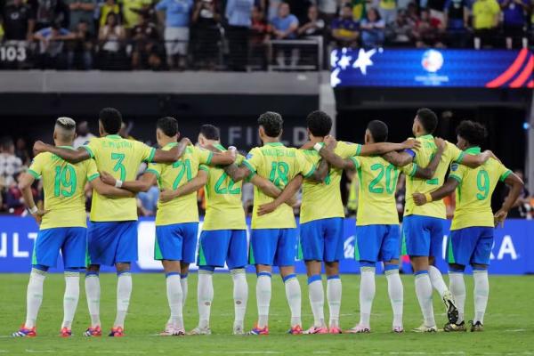 Jogadores da seleção brasileira unidos antes de pênaltis contra o Uruguai.(Imagem:Ethan Miller/Getty Images)