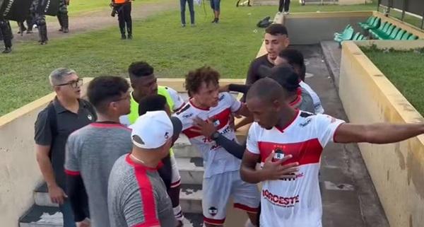 Meia do River-PI é contido por policiais e jogadores após bate-boca com torcida(Imagem:Julio Costa)