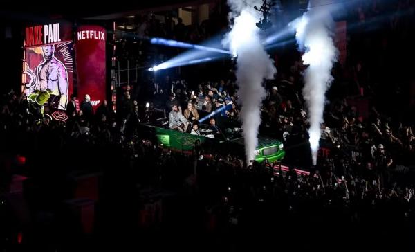 Jake Paul entra na arena em carro conversível.(Imagem:Stephen McCarthy/Sportsfile via Getty Images)