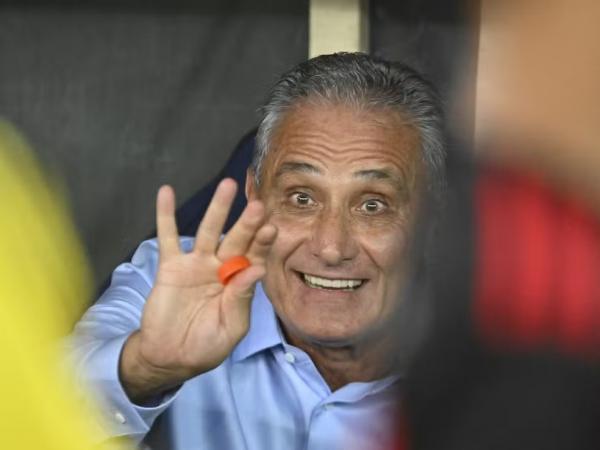 Tite, do Flamengo, no banco do Maracanã.(Imagem:Marcelo Cortes / CRF)