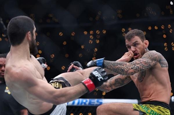 Além de derrotar Moicano, Makhachev se tornou o peso-leve com mais defesas de cinturão na história do Ultimate Fighting Championship(Imagem:Harry How/Getty Images)