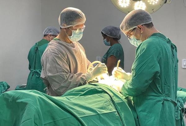 O paciente, um homem de 40 anos, natural de Picos, sofreu uma queda de cerca de 5 metros e precisou da cirurgia.(Imagem:Divulgação)