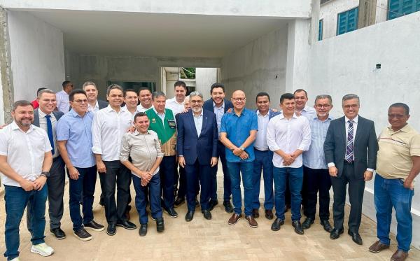 Deputado Dr. Francisco Costa acompanha ministro Wellington Dias em visita ao Centro de Autismo do Piauí(Imagem:Reprodução/Facebook)