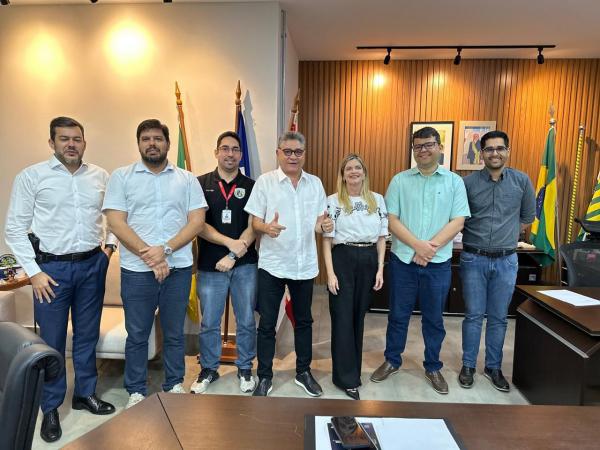 Deputada Gracinha, representando o prefeito Mão Santa, firma acordo para implantação de sistema de videomonitoramento em Parnaíba(Imagem:Divulgação)