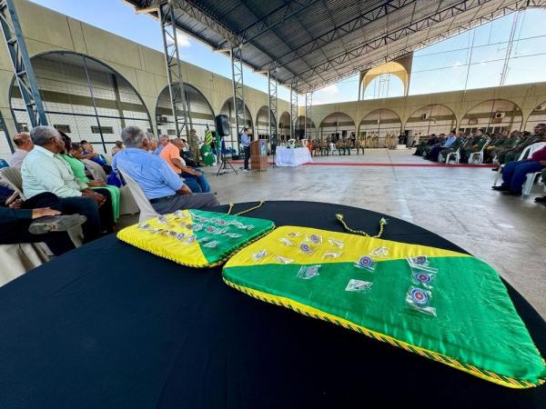 Os veteranos foram agraciados com botons, item que simboliza o sentimento de gratidão pelos relevantes serviços prestados à comunidade.(Imagem:Divulgação)