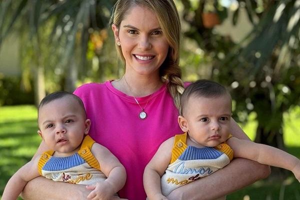 Bárbara Evans posa, sorridente, com os filhos gêmeos(Imagem:Reprodução/Instagram)