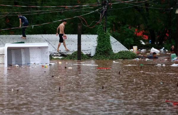 Moradores se movimentam nas águas do Rio Taquari em Encantado, no Rio Grande do Sul.(Imagem:Reuters/Diego Vara)