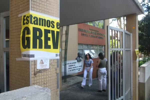 Fachada da Escola Paulista de Medicina da Unifesp durante greve nacional por reajuste salarial.(Imagem:Rovena Rosa/Agência Brasil)