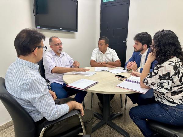 Deputado Dr. Francisco Costa participa de reunião para implantação do curso de Medicina em Floriano.(Imagem:Reprodução/Instagram)