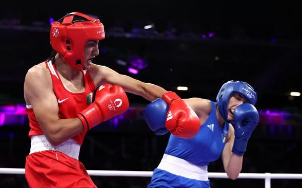 Angela Carini em luta contra Imane Khelif.(Imagem:Getty Images)