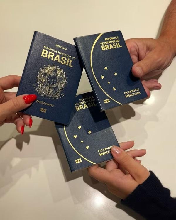 Boninho, Ana Furtado e a filha Isabella exibem seus passaportes (Imagem:Reprodução | Instagram)