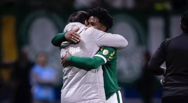 Endrick abraça Abel Ferreira após sua ultima partida pelo Palmeiras contra San Lorenzo; jogo foi válido pela última rodada da fase de grupos da Libertadores da América 2024.(Imagem:Reprodução/Instagram)