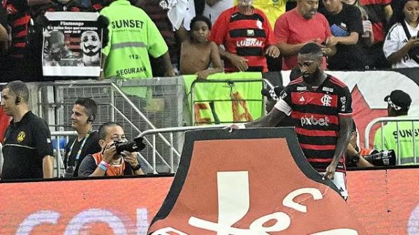 Gerson marca contra o Vasco e comemora erguendo o escudo do Flamengo.(Imagem:André Durão)