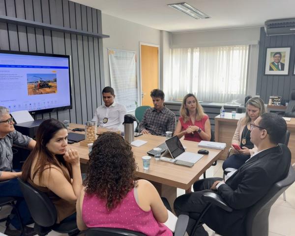 Secretário Daniel Oliveira e a superintendente da Polícia Federal, Melissa Maximino, trataram sobre as ações integradas entre as forças estaduais e federais.(Imagem:Divulgação)