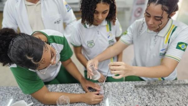 O docente ressalta a estrutura da escola e o empenho dos alunos como diferenciais para realizar projetos que podem somar com a experiência adquirida no mestrado e doutorado.(Imagem:Divulgação)