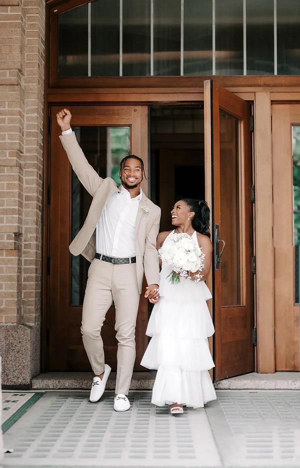 Simone Biles vestida de noiva ao lado do marido Jonathan Owens.(Imagem:Reprodução)