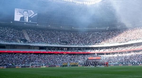 Arena MRV presta homenagem a Silvio Santos antes de Atlético-MG x Cuiabá(Imagem: Reprodução/X/Brasileirão Betano)