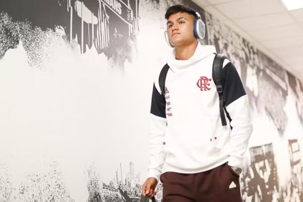 Alcaraz na chegada do Flamengo à Neo Química Arena.(Imagem:Gilvan de Souza / CRF)