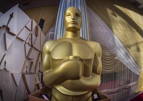 Estátua do Oscar no tapete vermelho do Dolby Theatre em Hollywood, na Califórnia(Imagem:Mark RALSTON / AFP)