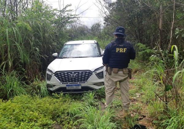 O veículo, que estava sem as quatro rodas, havia sido abandonado em um matagal às margens do Rodoanel de Teresina.(Imagem:Divulgação/PRF)