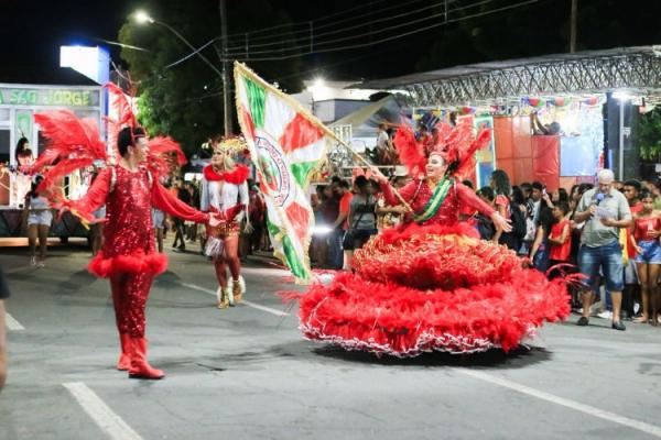 Carnaval de Floriano: Escolas de samba brilham na Avenida Getúlio Vargas.(Imagem:Secom)