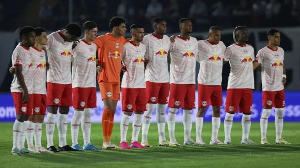 Jogadores de Red Bull Bragantino e Fortaleza respeitaram um minuto de silêncio em memória de Silvio Santos(Imagem:Ari Ferreira/Red Bull Bragantino)