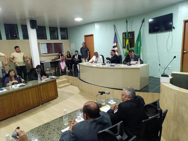 Vereadores Teotônio e Arilson justificam postura sobre Bolsa Esperança.(Imagem:FlorianoNews)