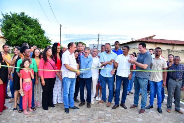 Prefeito Antônio Reis inaugura pavimentação da Rua Nauzica Borges no Irapuá II.(Imagem:Secom)