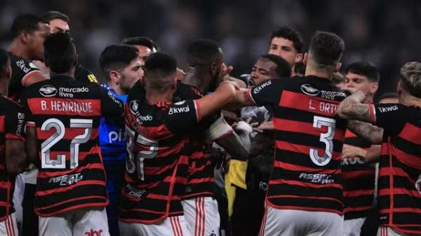 Jogadores de Corinthians e Flamengo se envolvem em confusão.(Imagem:Ettore Chiereguini/AGIF)