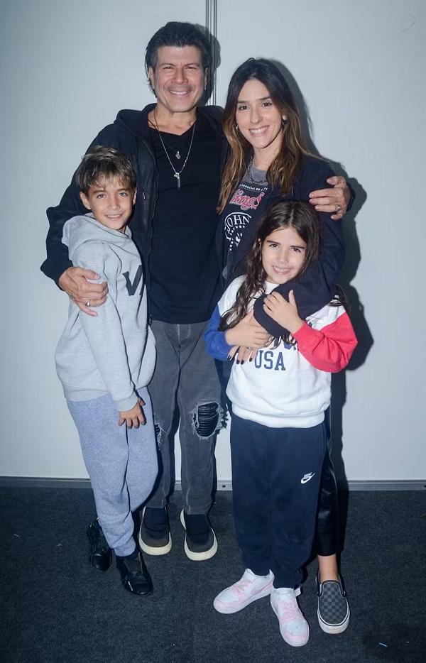 Paulo Ricardo com a esposa, Isabella Pinheiro, e os filhos Luís Eduardo e Diana.(Imagem:Araujo/Agnews)