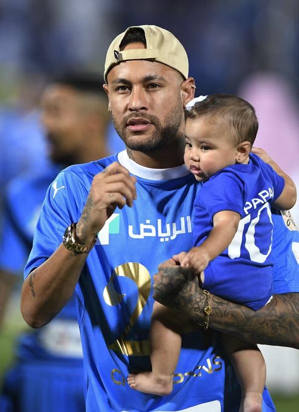 Neymar, com Mavie, foi para o campo participar de celebração (Imagem:Reuters)