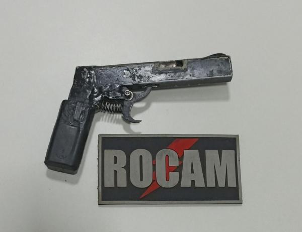 Arma de fogo de fabricação caseira, calibre .32, foi encontrada com o suspeito.(Imagem:Divulgação/PM)