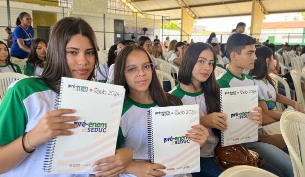 Os alunos receberam material didático com questões de edições anteriores do exame para revisar os conteúdos das disciplinas.(Imagem:Divulgação)