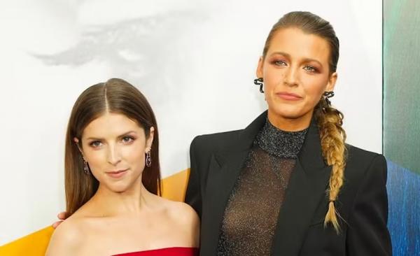 Anna Kendrick e Blake Lively no evento de lançamento de Um Pequeno Favor (2018) em Nova York, em setembro de 2018.(Imagem:Getty Images)