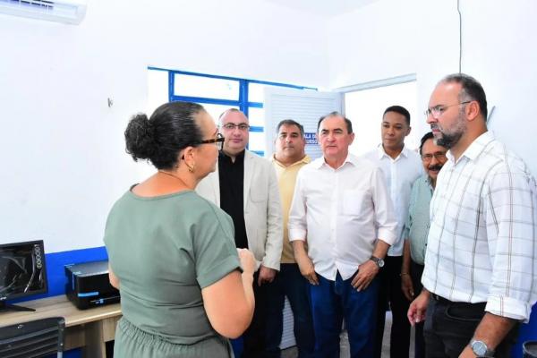  Vereadores de Floriano acompanham entrega de escola reformada pelo Executivo Municipal(Imagem:CMF)