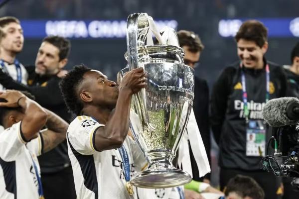 Vini Jr com o troféu da Champions League 2023/24.(Imagem:ANP via Getty Images)