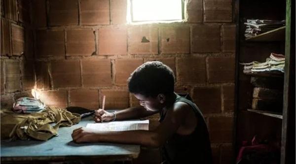 Quase metade da população do Piauí é pobre e cerca de 70% está abaixo do índice nacional de estudo, diz IBGE.(Imagem:IGOR ALECSANDER/GETTY IMAGES)