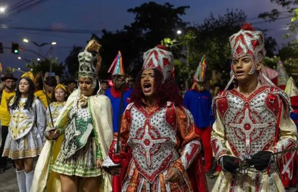 Cícera Flatenara (de vermelho) é mestra do reisado em Juazeiro do Norte (CE)(Imagem:Cícera Flatenara/Arquivo Pessoal)