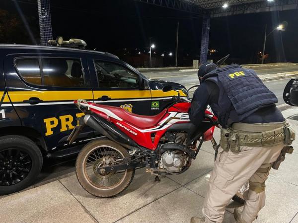 PRF apreende motocicleta adulterada e encaminha condutor à delegacia em Floriano.(Imagem:Divulgação/PRF)